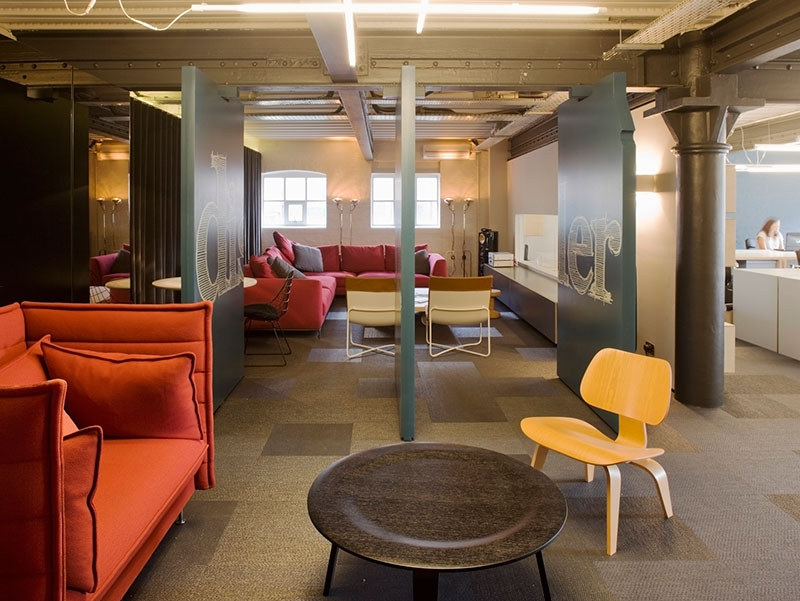 國(guó)外蒸餾器的記錄辦公室裝修設(shè)計(jì)案例